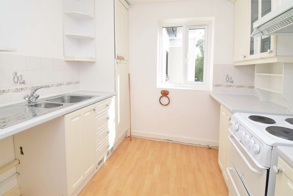 2 bed flat for saleThe Hawthorns, Caerleon, Newport NP18 photo 2