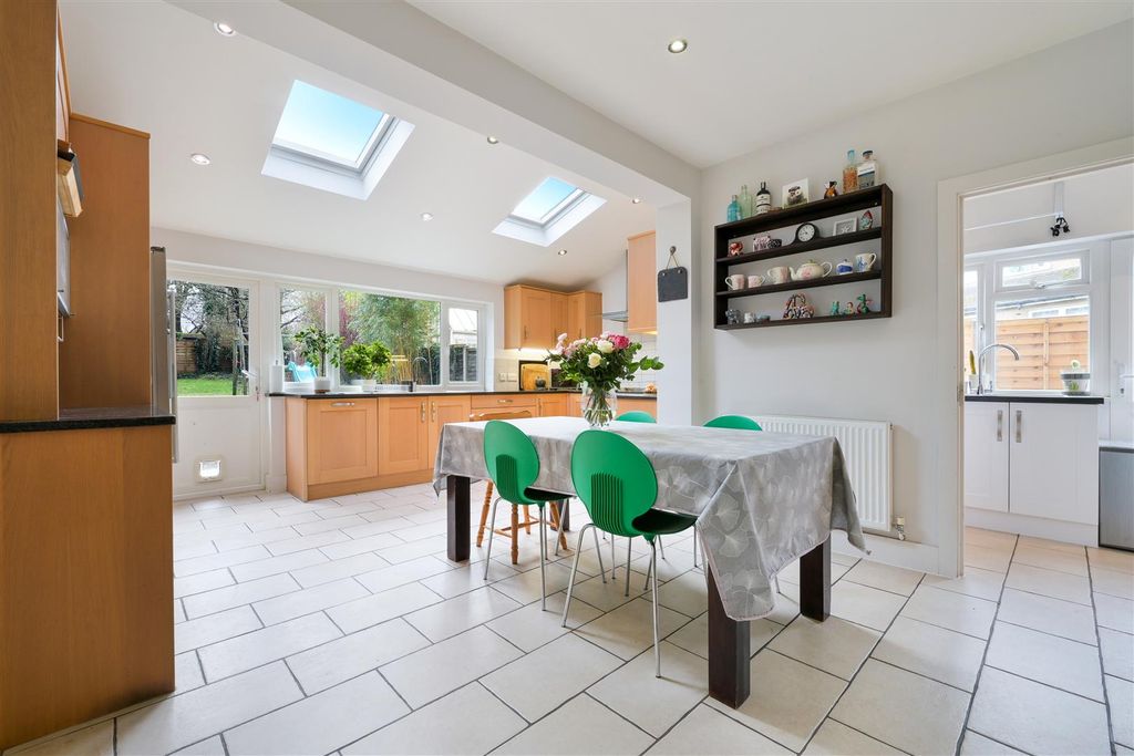 Property photo 3 of 33 Downs Way