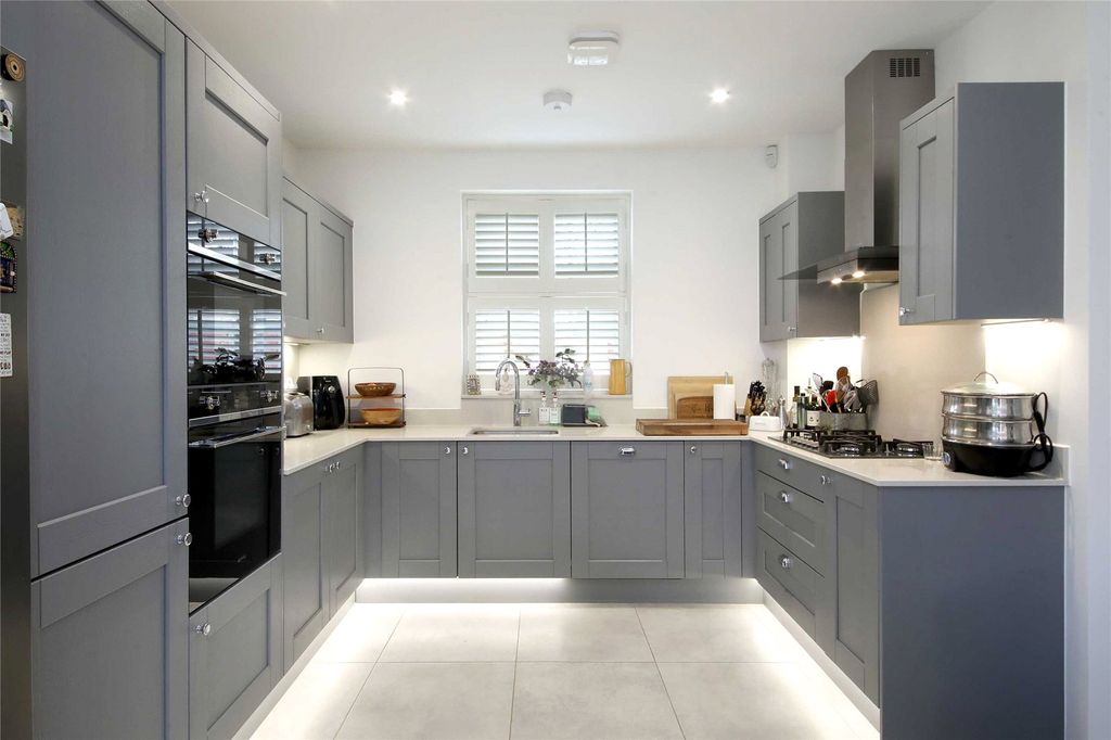 Property photo 2 of 14 Kitchen/Breakfast