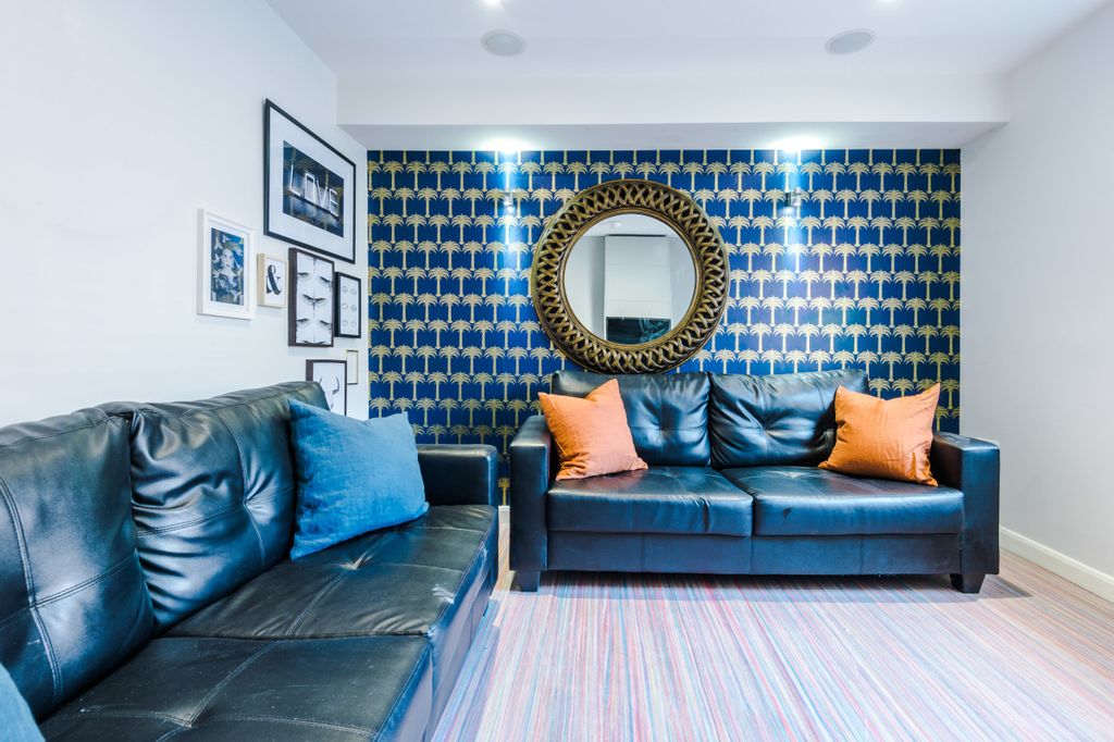 Property photo 1 of 35 9 Queen Anne Street Living Room 5