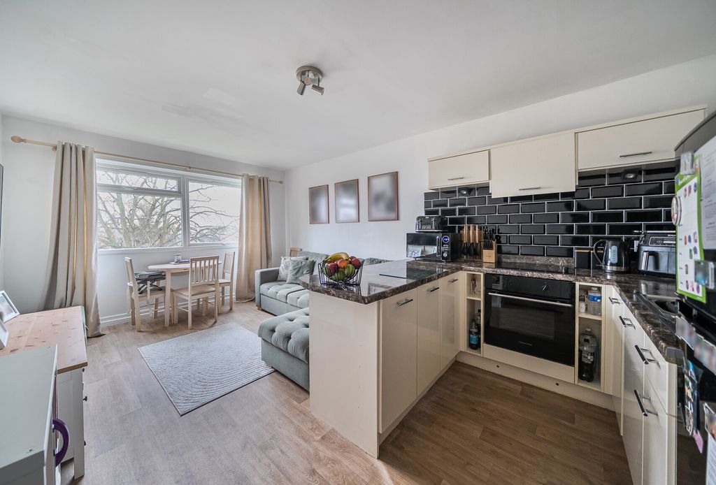 Property photo 1 of 9 Lounge / Kitchen