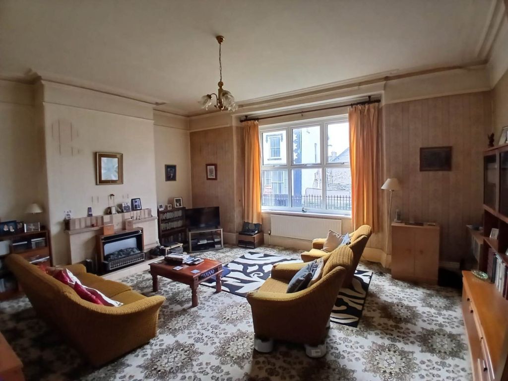 Property photo 2 of 28