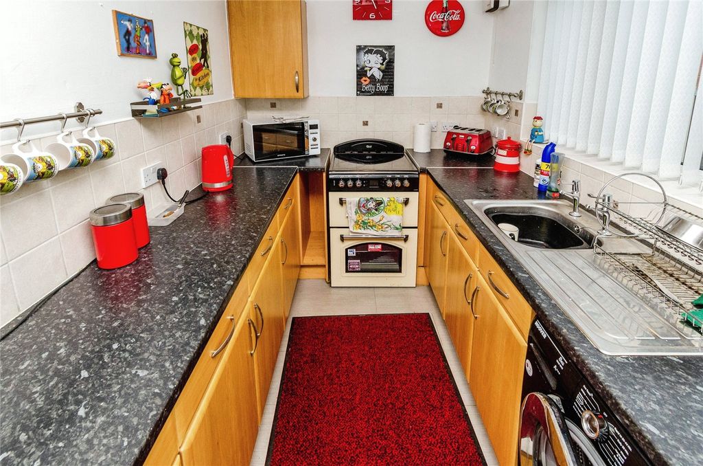 Property photo 3 of 7 Kitchen