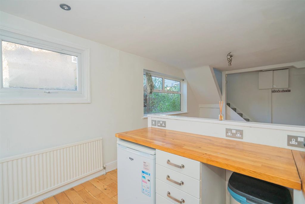 Property photo 2 of 19 Kitchen c.Jpg