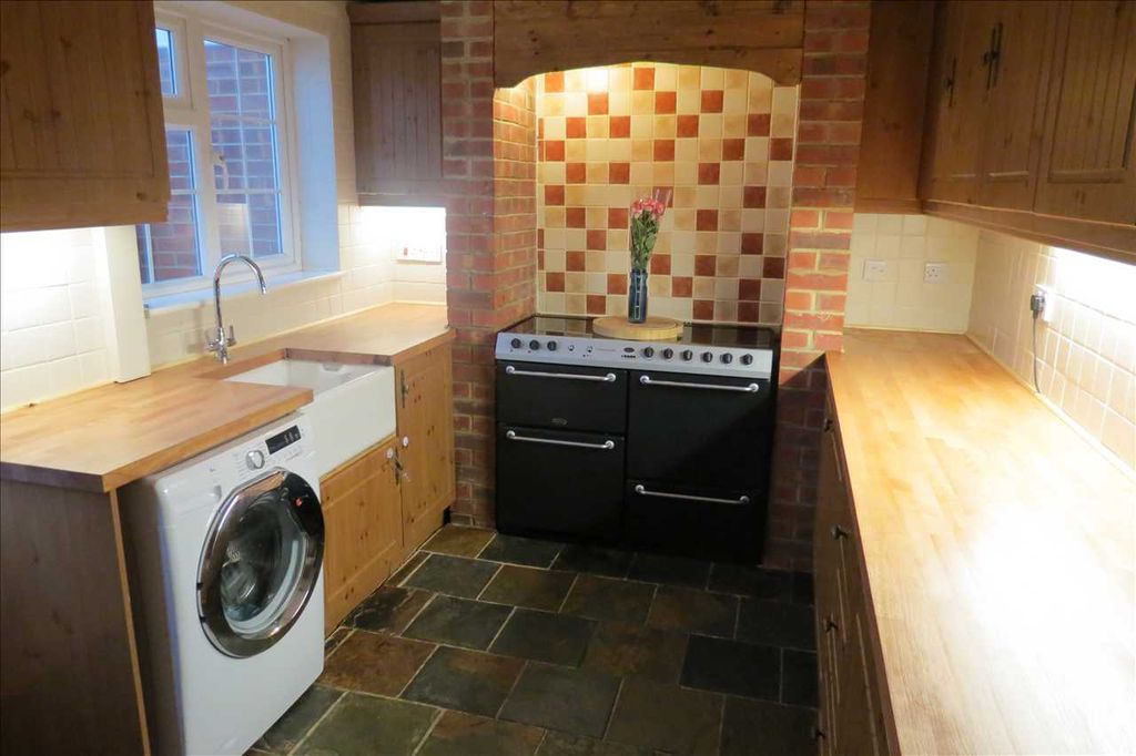 Property photo 3 of 8 Kitchen