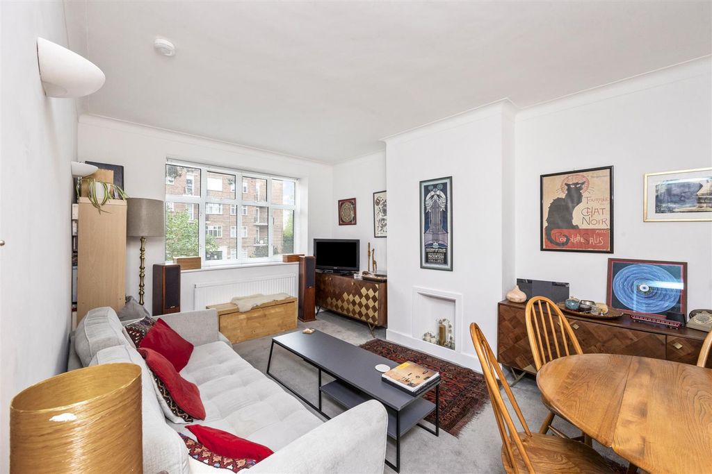 Property photo 3 of 13 Dyke Road, Fairways, 51-001.Jpg