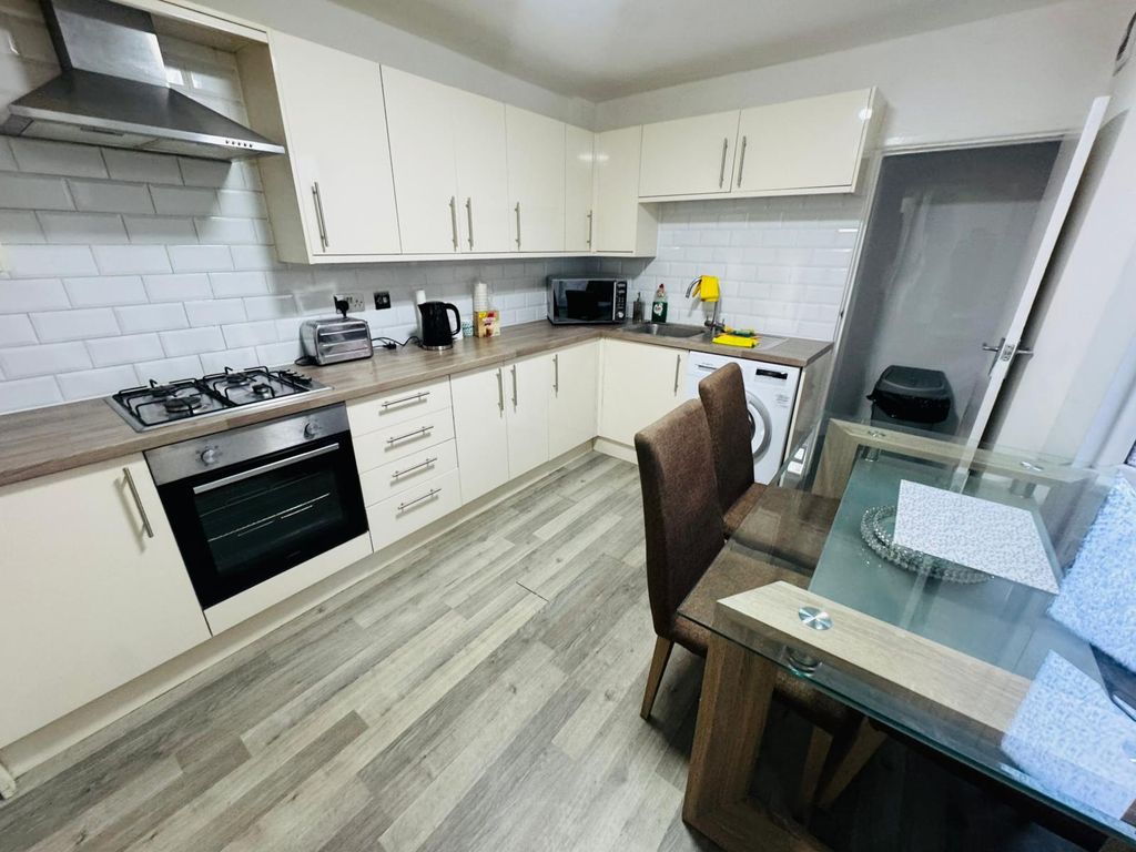Property photo 1 of 11 1-Bedroom Flat Right Next To Upton Park