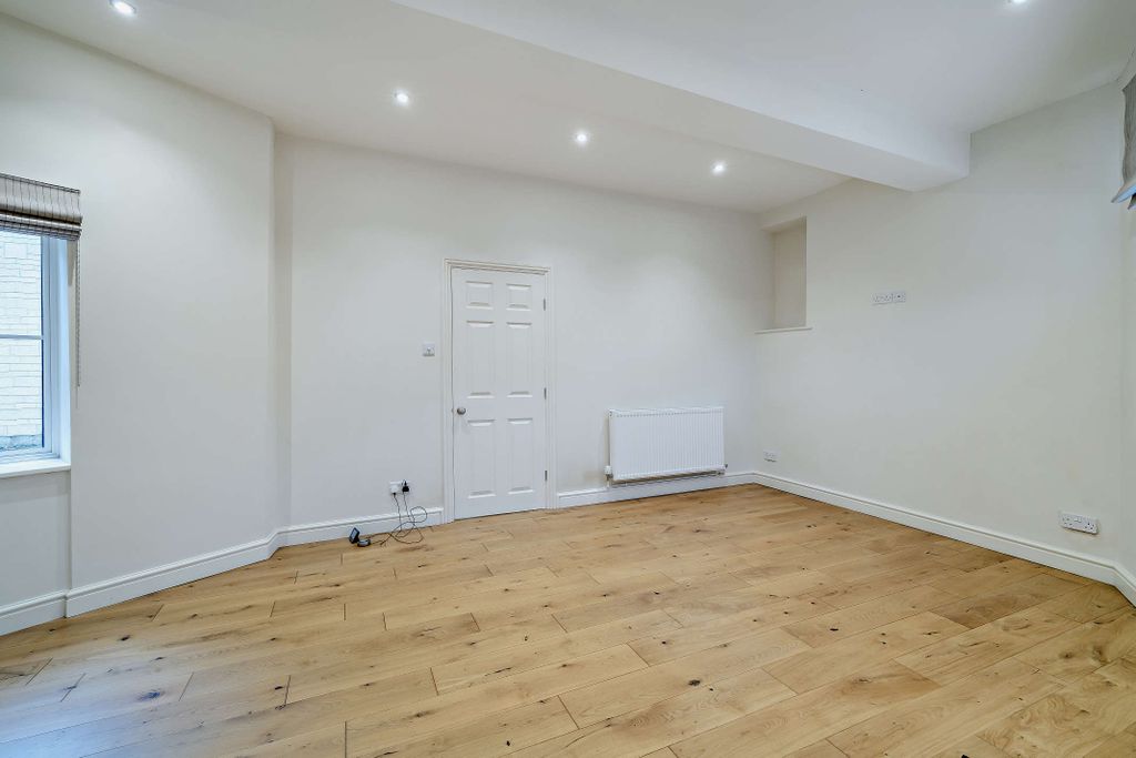 Property photo 3 of 11 Lounge