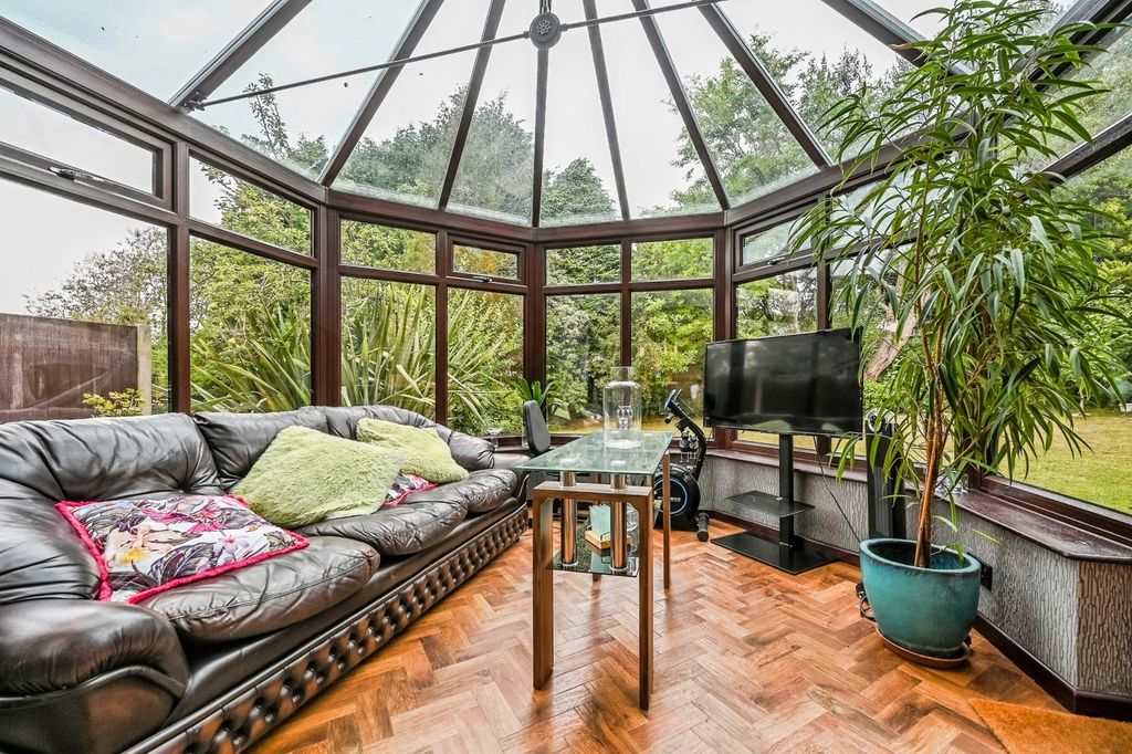 Property photo 3 of 8 Conservatory