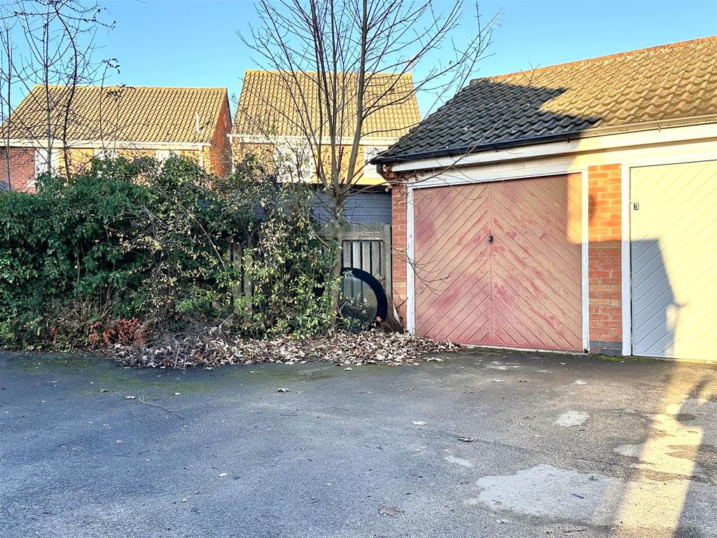 Property photo 3 of 12 Garage &amp; Parking 138