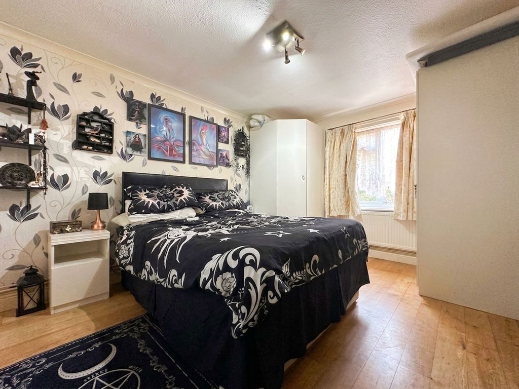 Property photo 3 of 8 Bedroom