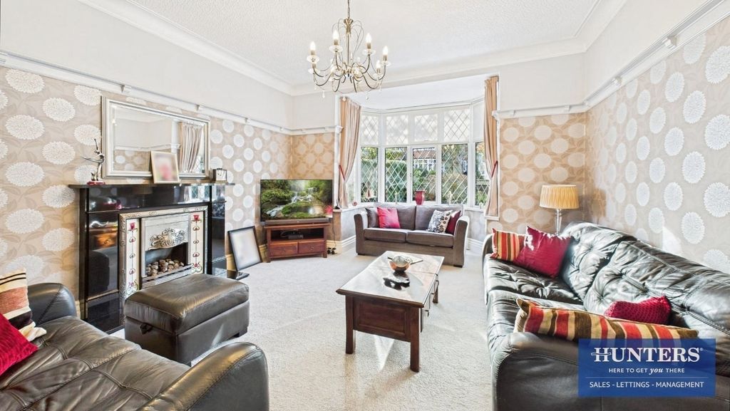 Property photo 3 of 20 Front Reception