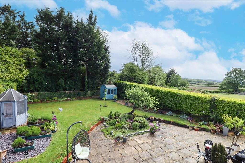 Property photo 2 of 21 Garden