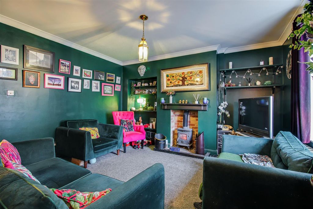 Property photo 2 of 11 Lounge