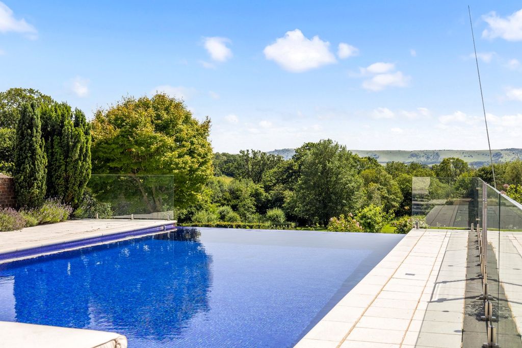 Property photo 2 of 31 Infinity Pool