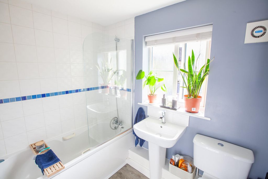 Property photo 2 of 10 Bathroom