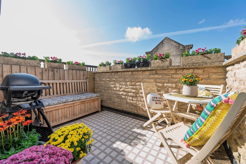 Property photo 2 of 30 Roof Terrace