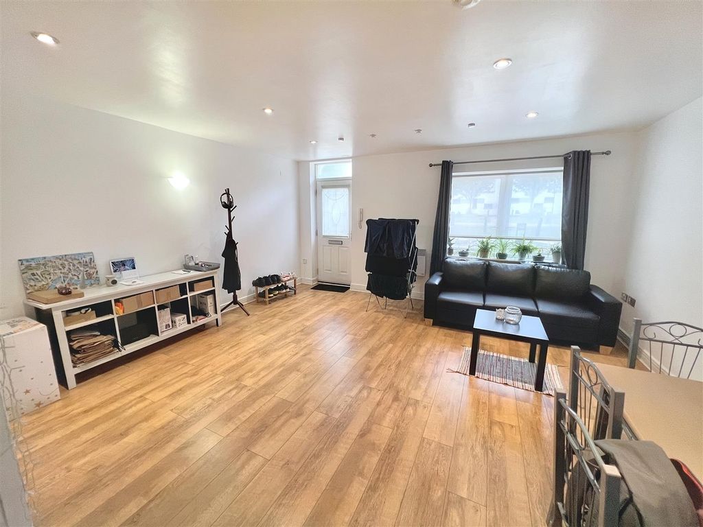 Property photo 2 of 10 Lounge