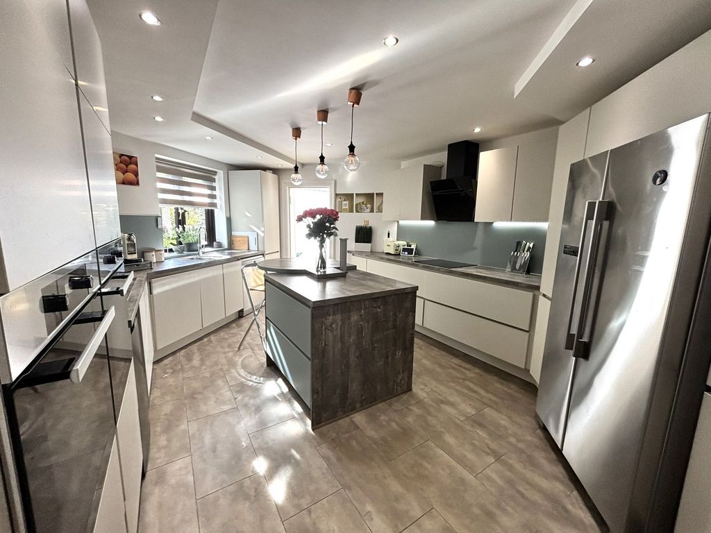 Property photo 3 of 27 Kitchen