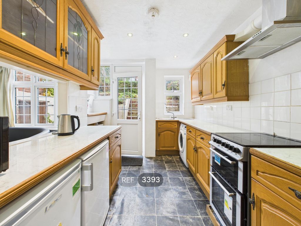 Property photo 3 of 10 Kitchen