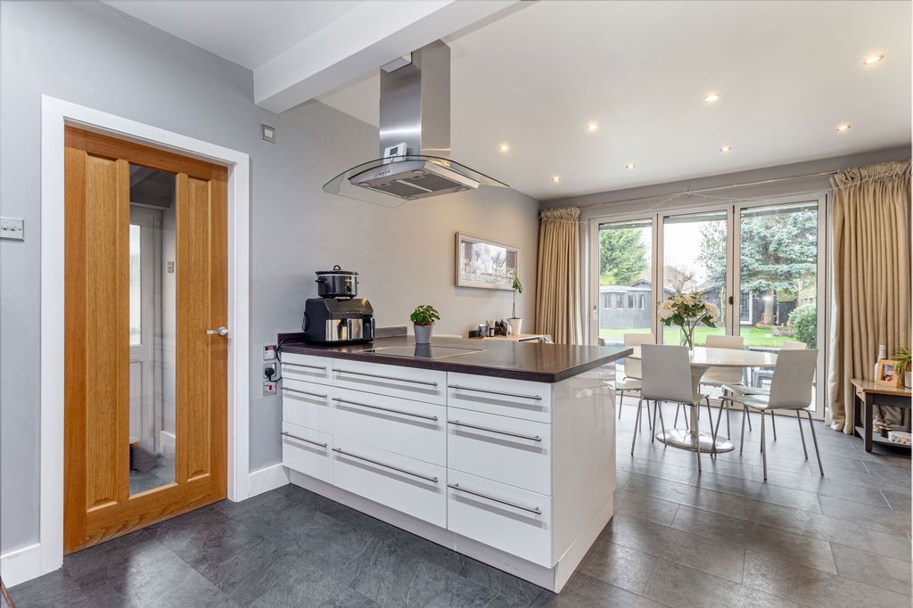 Property photo 2 of 27