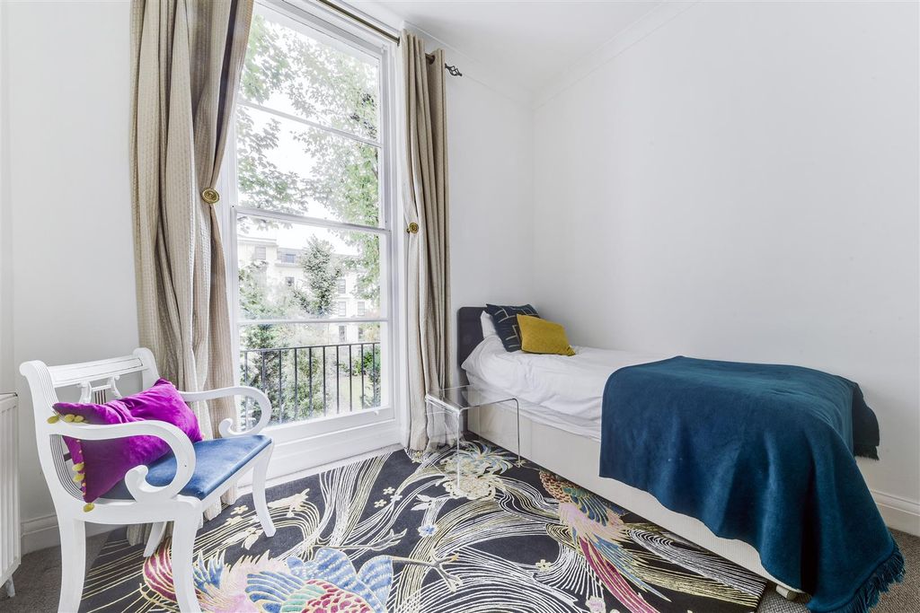 Property photo 3 of 20 B, 67 Blomfield Road-2.Jpg
