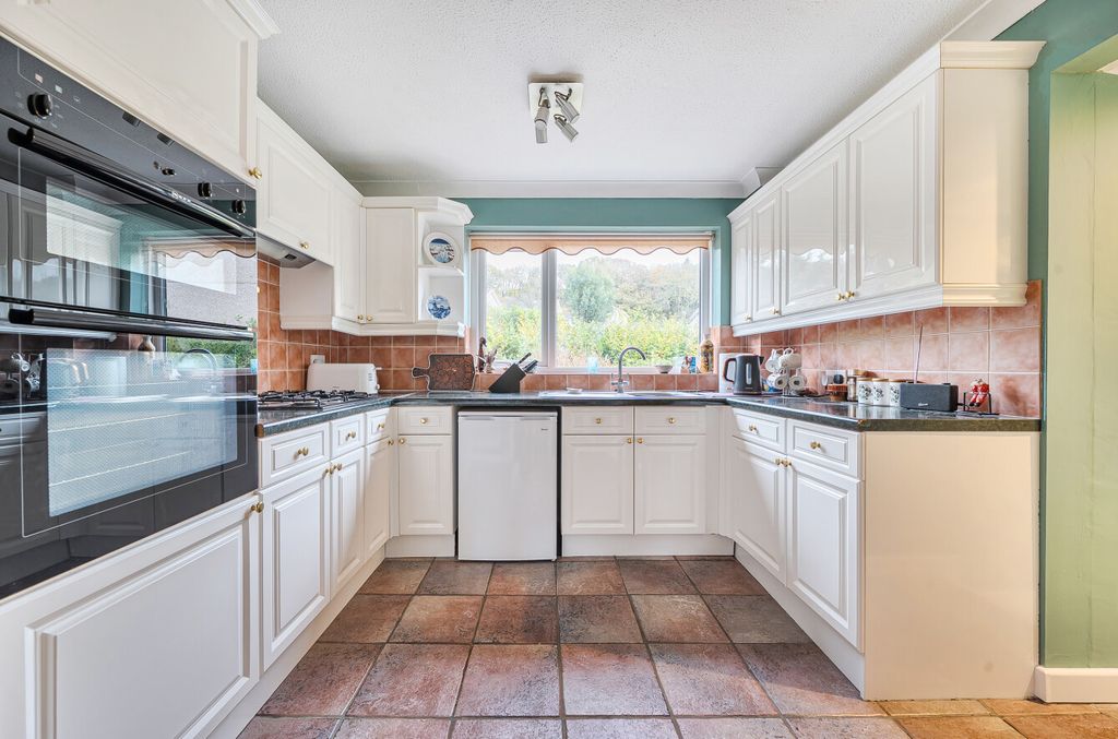 Property photo 3 of 18 1380843-9-69131Ef...