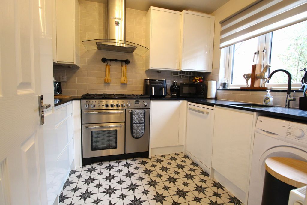 Property photo 3 of 16 Kitchen