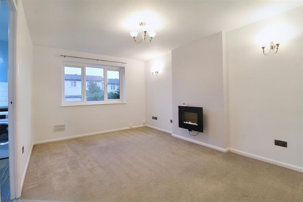 Property photo 2 of 7 2 Living Room.Jpg