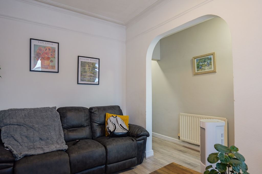 Property photo 2 of 25
