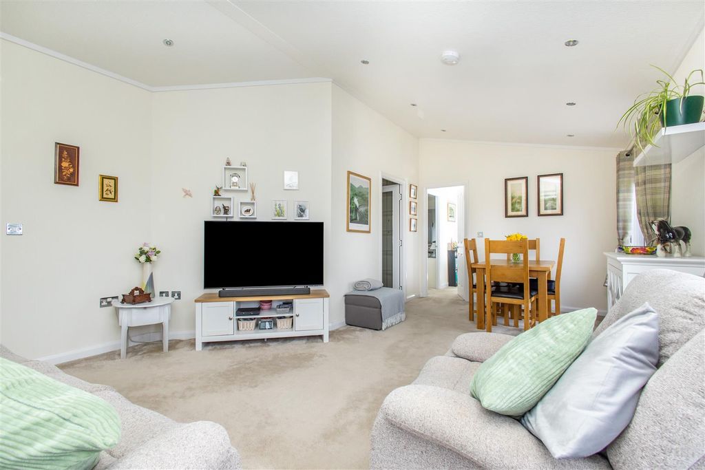 Property photo 3 of 20 Lounge/Diner