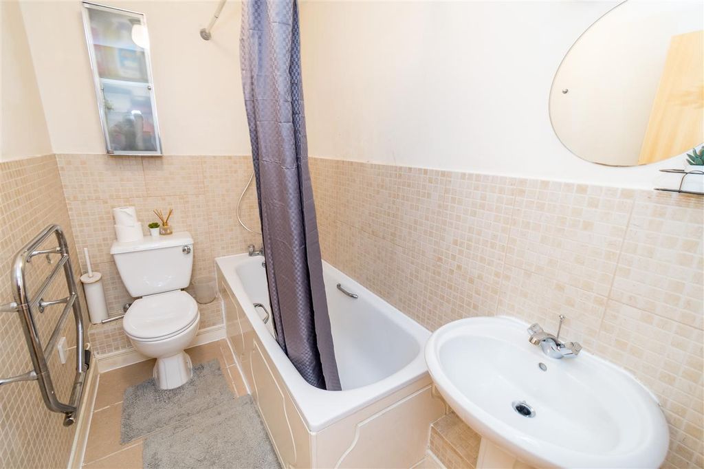 Property photo 3 of 9 Bathroom