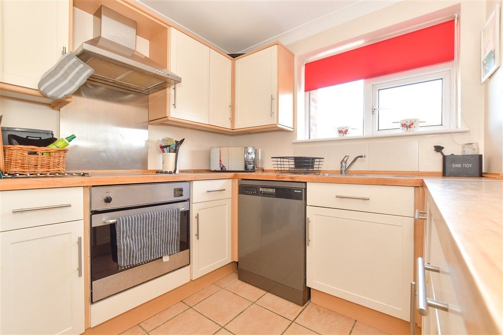 Property photo 3 of 10 Kitchen