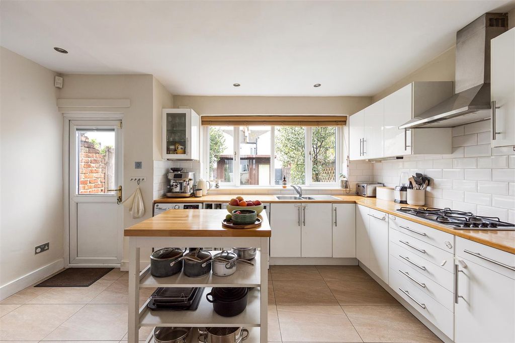 Property photo 3 of 31 Parkstone Road, E17