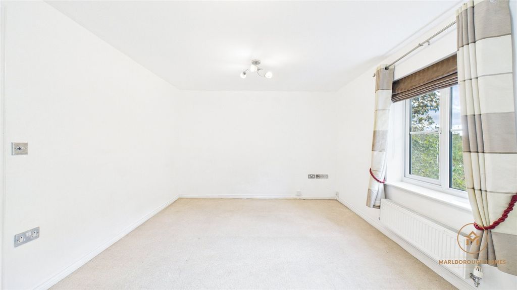 Property photo 3 of 18 Reception