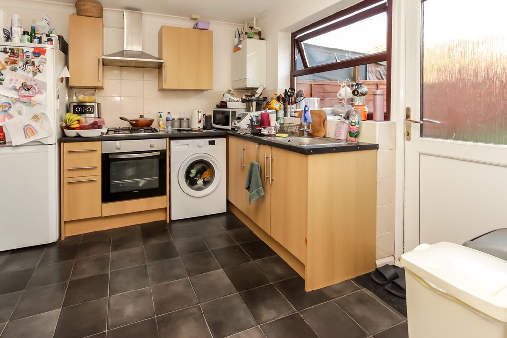 Property photo 3 of 8 Kitchen