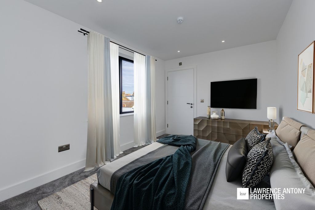 Additional image 11 of 2 bed flat for saleGrand Parade, Leigh-On-Sea SS9