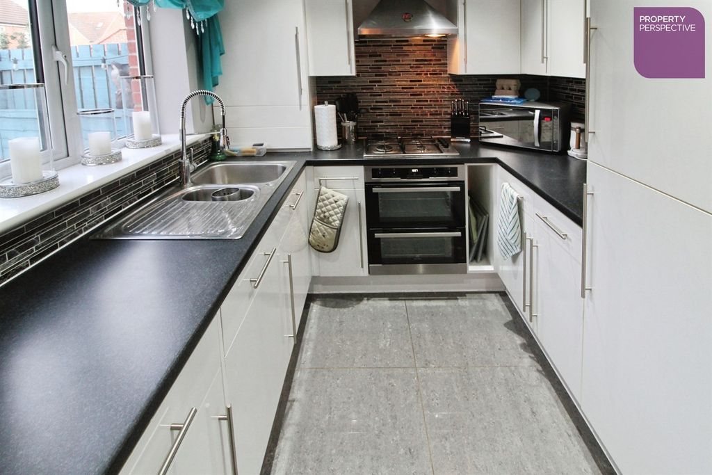 Property photo 3 of 14 Dining Kitchen