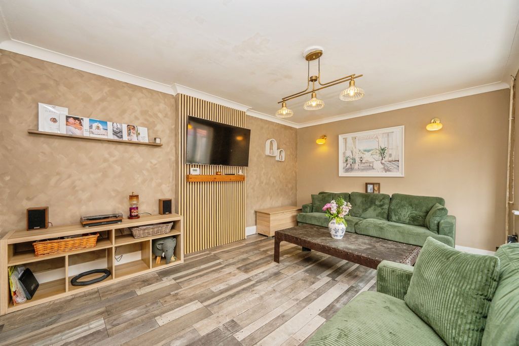 Property photo 2 of 20 Bay Fronted Lounge