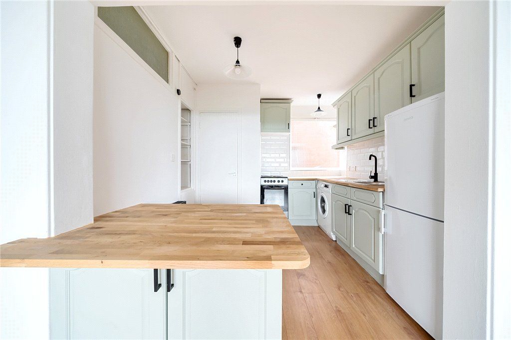 Property photo 2 of 11 Kitchen