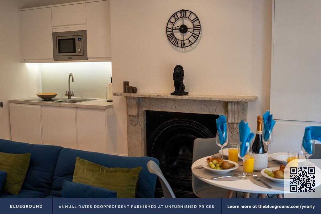 Property photo 3 of 19 Living Room