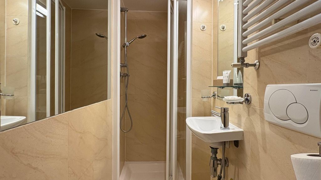 Property photo 3 of 9 Bathroom