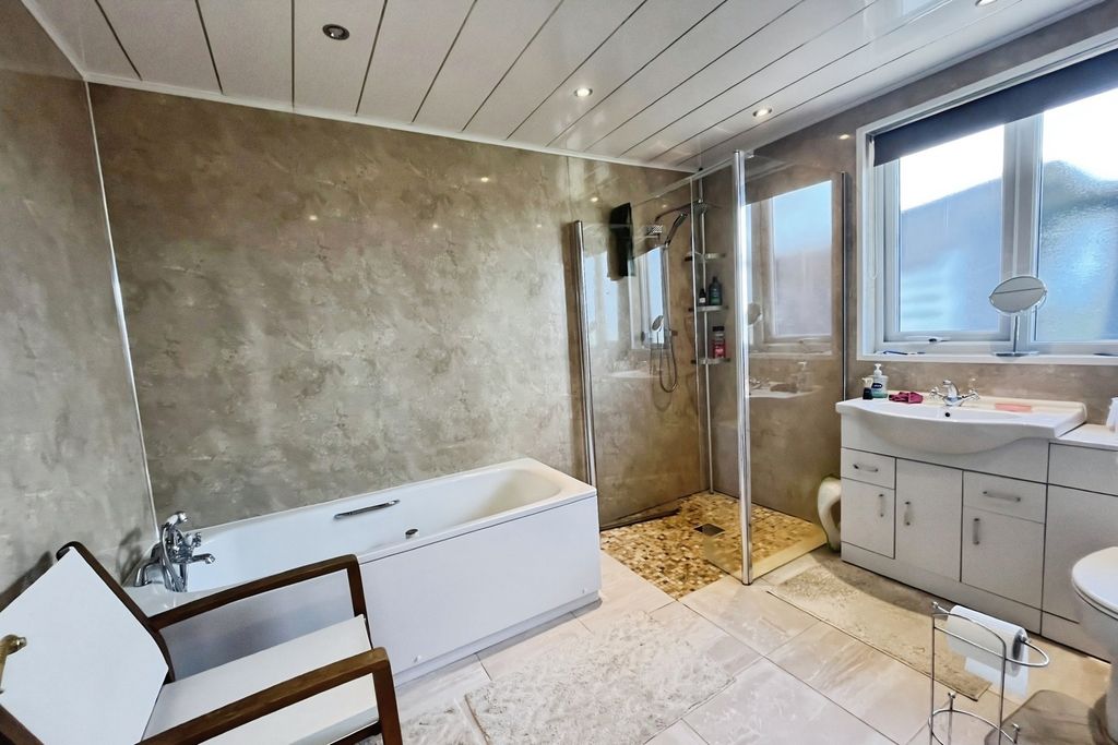 Property photo 2 of 12 Family Bathroom
