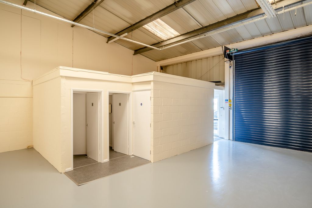 Property photo 3 of 8 8694037-Interior06-800