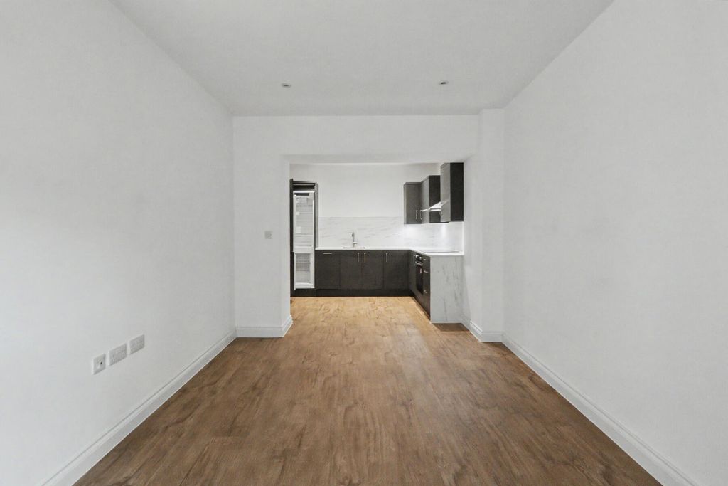 Property photo 2 of 8 Bank Street - Living Room