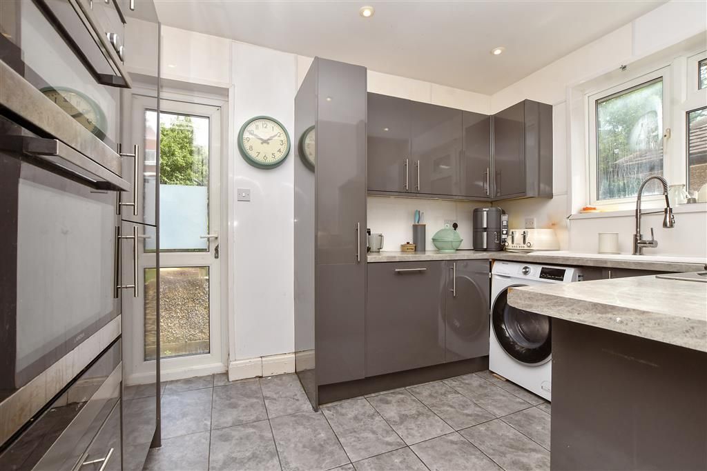 Property photo 3 of 10 Kitchen