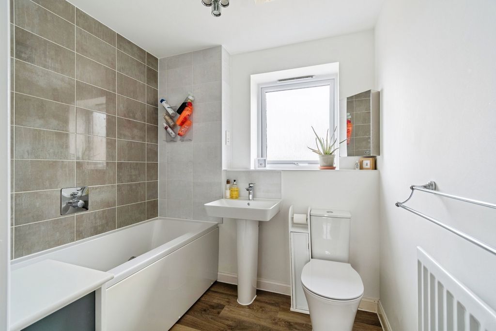 Property photo 3 of 17 Bathroom