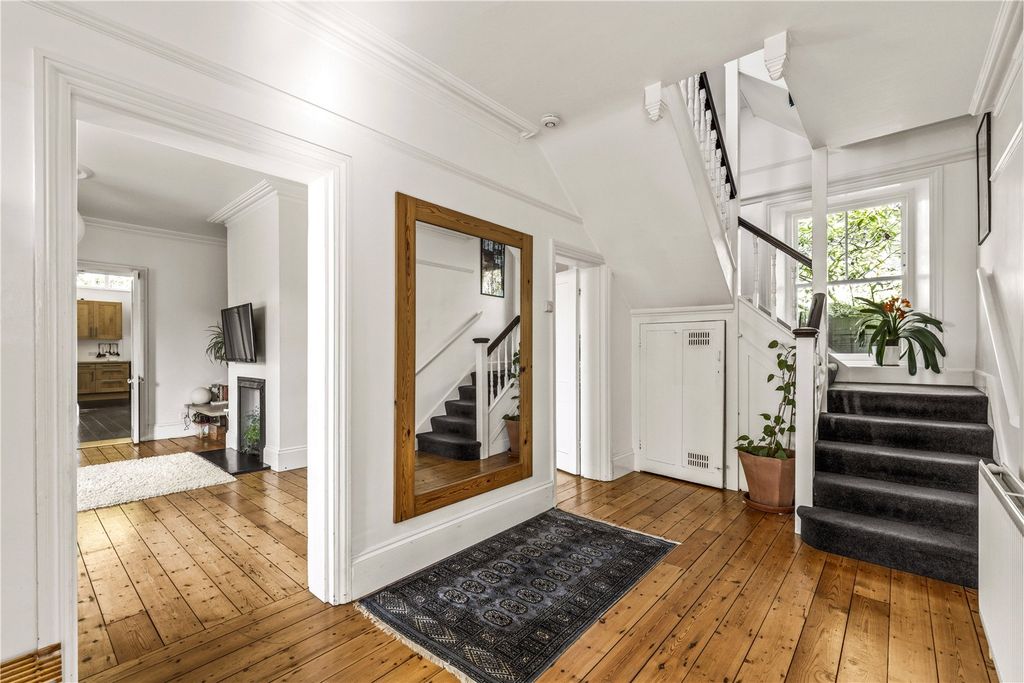 Property photo 2 of 31 Entrance Hall