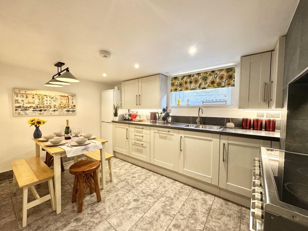 Property photo 3 of 11 Kitchen