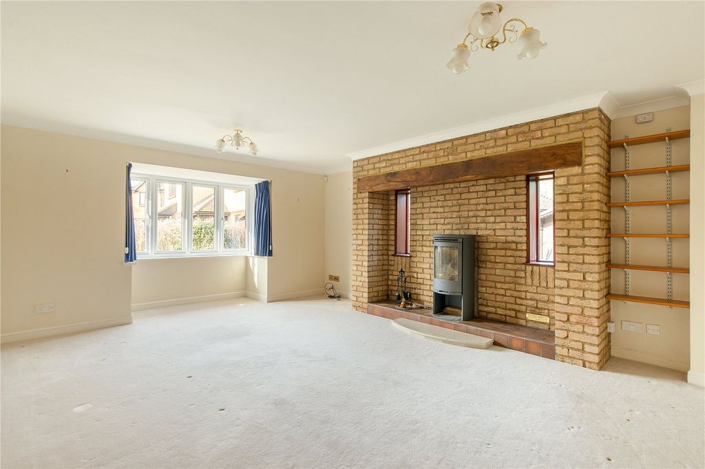 Property photo 2 of 18 Sitting Room